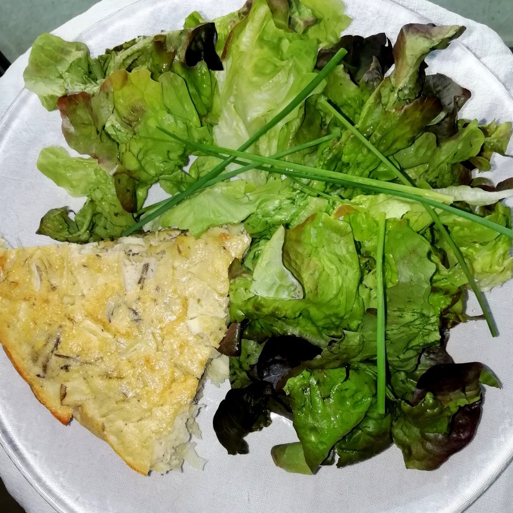 Cake accompagné d'une salade verte